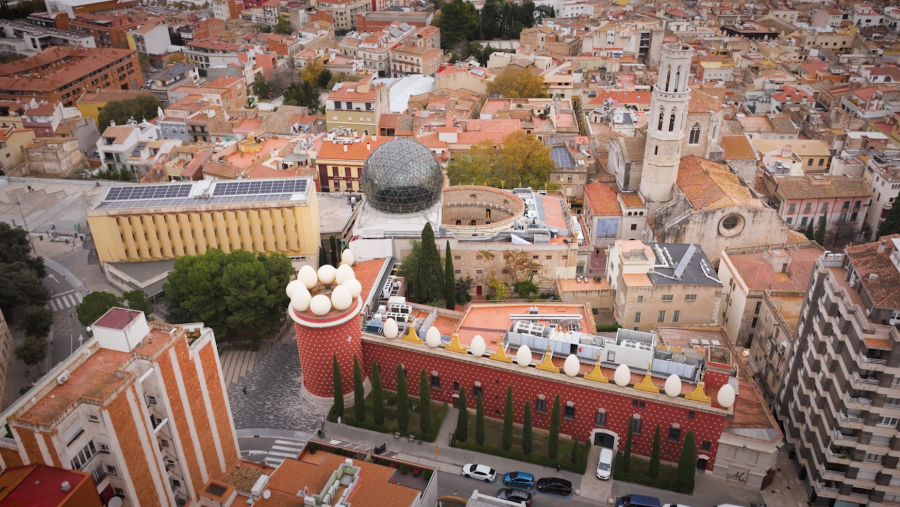 Vista aérea de la torre Galatea de Figueres, con sus característicos huevos.