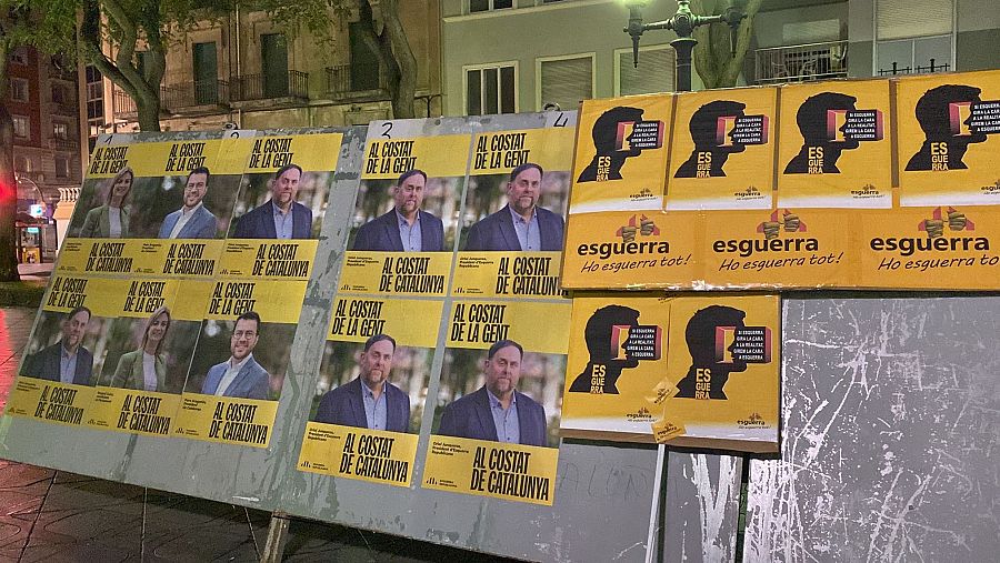 Cartells penjats per alguns dels funcionaris amb el lema 'Esquerra ho esguerra tot'