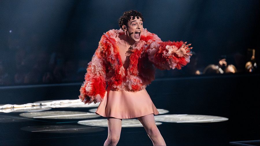 Nemo canta "The Code" en la final de Eurovisión 2024
