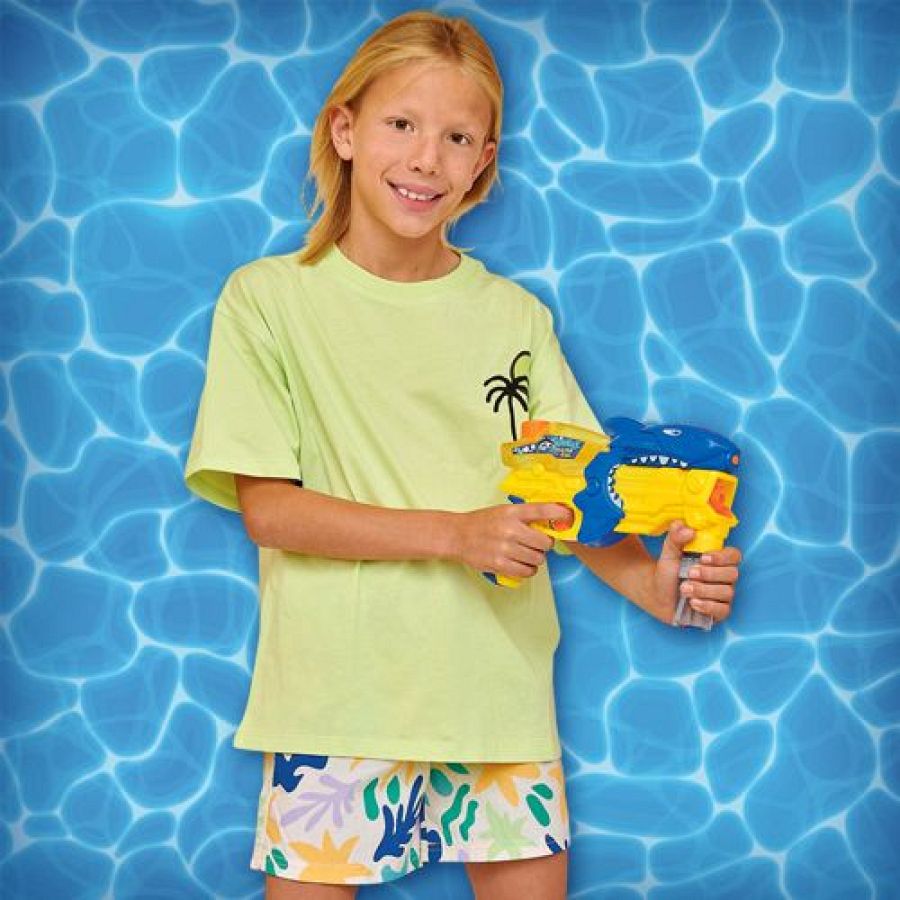 Revista Clan Mayo 2024 - Niño con regalo pistola de agua