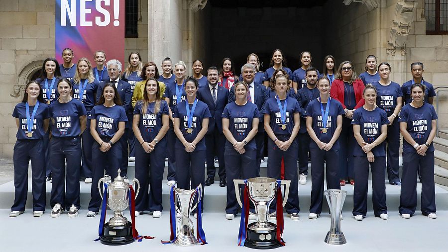 Foto de família del Barça femení al Palau de la Generalitat amb es 4 títols aconseguits aquesta temporada