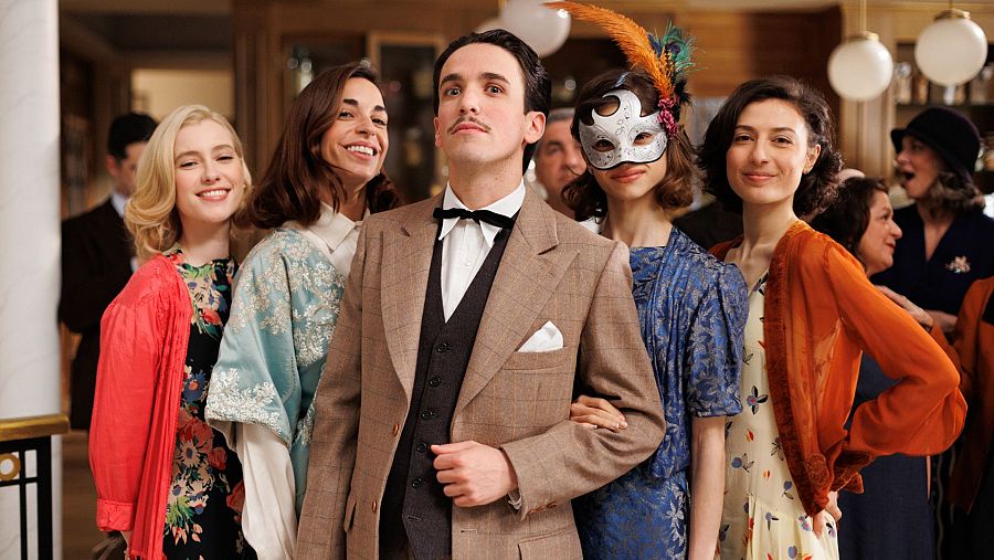 Salvador Dalí en La Moderna junto a Laura, Celia, Marta e Inés