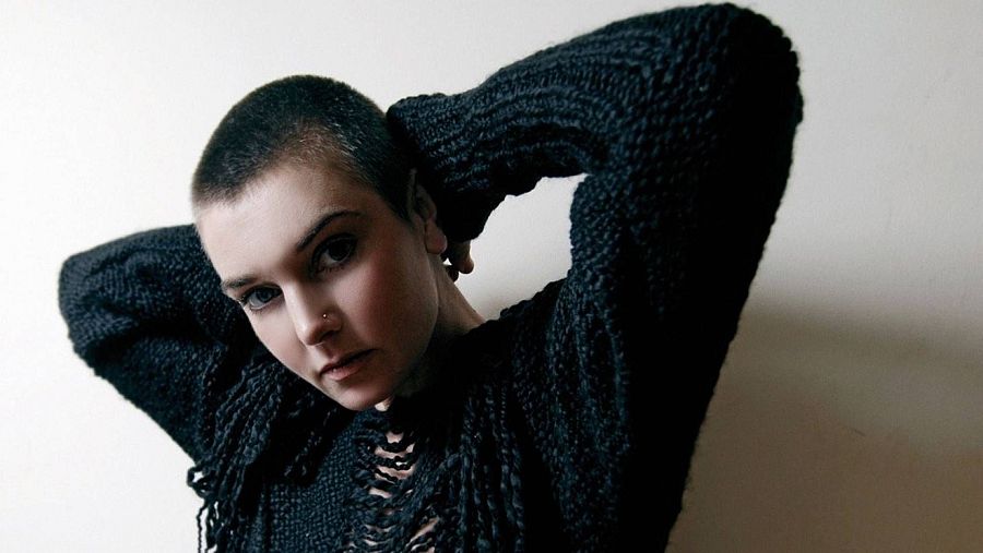 En 1990, la versión de  Sinéad O'Connor de la canción 'Nothing compares to you' fue número 1, en la primera edición de los Billboard Music Awards