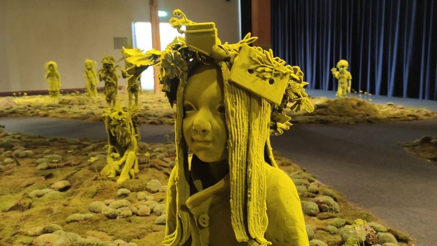 Detalle de la instalación "Moss People" de Kim Simonsson.