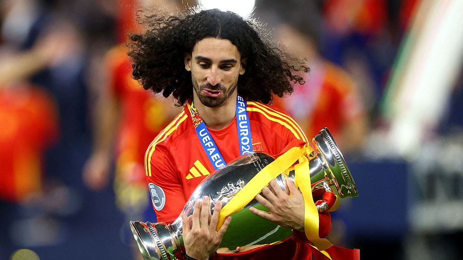 Eurocopa 2024 | Marc Cucurella celebra la victoria con la copa