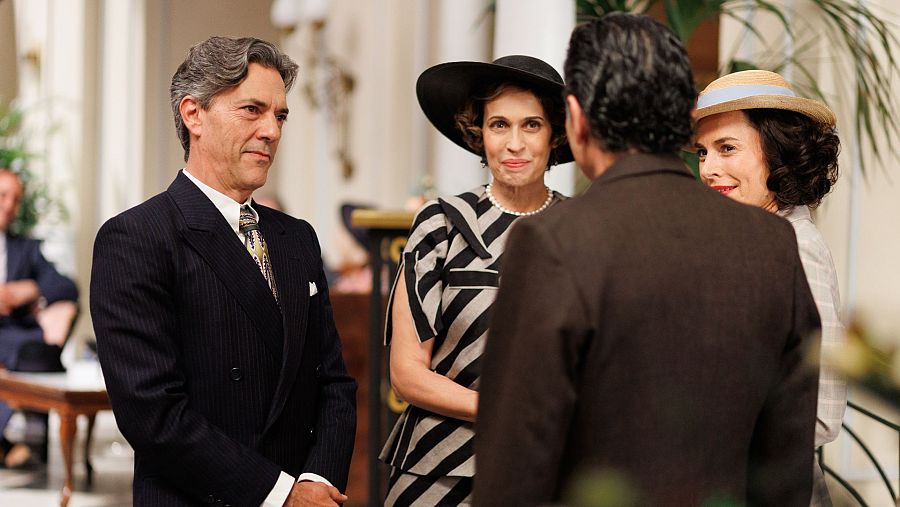 Emiliano y Maruja reciben a don Fermín y su esposa, doña Lázara