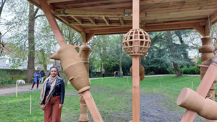 Mariana Castillo Deball creó ‘Firesong for the bees, a tree of clay’