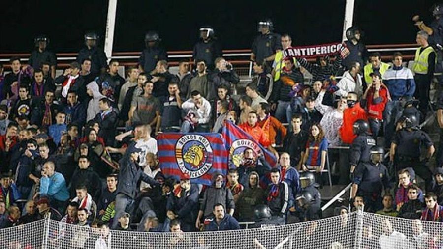 La junta directiva de Joan Laporta va decidir veta l'entrada al camp als Boixos Nois.