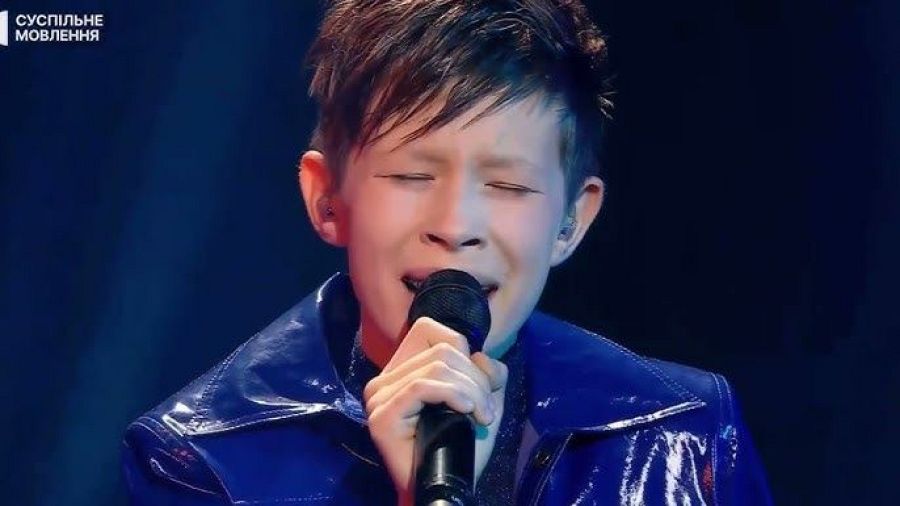 Artem Kotenko durante su actuación cantando "Dim"