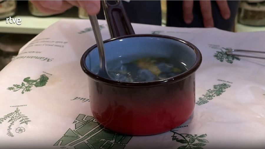 Trini Teixé prepara la infusió de la Marialluïsa.