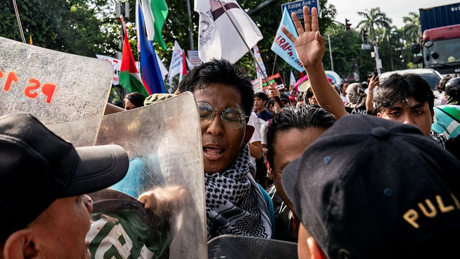 Enfrentamientos entre la policía y los manifestantes propalestinos en Manilas, Filipinas