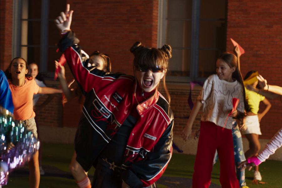 Chloe DelaRosa en el videoclip de "Como la Lola"