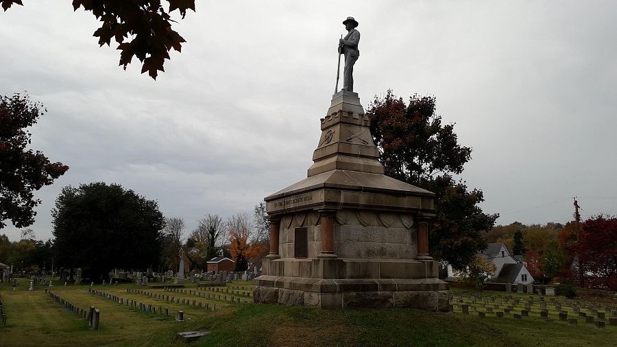 Monumento a los confederados caídos, con las tumbas de los soldados a su alrededor, en Fredericksburg (Virginia)
