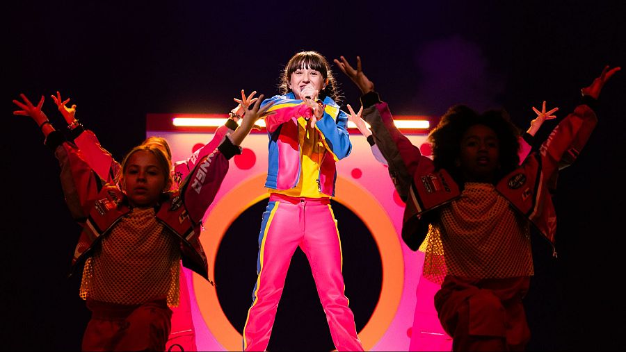 Chloe DelaRosa canta "Como La Lola" en Eurovisión Junior 2024