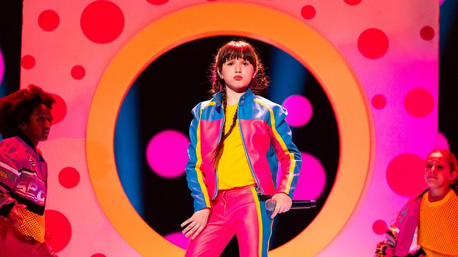Chloe DelaRosa ensaya "Como La Lola" en la Caja Mágica para Eurovisión Junior 2024.