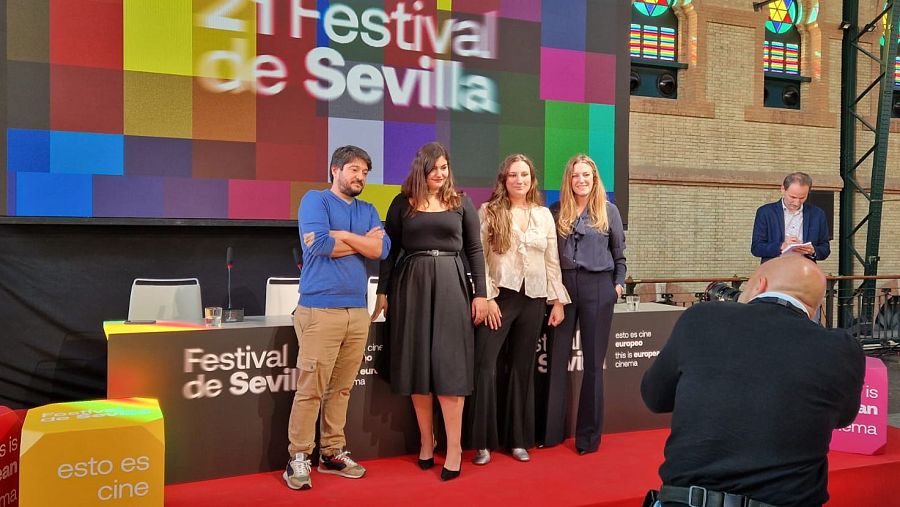 Alberto Fernández, Andrea y Lola Quintero, y María Recarte en el Festival de Cine de Sevilla.