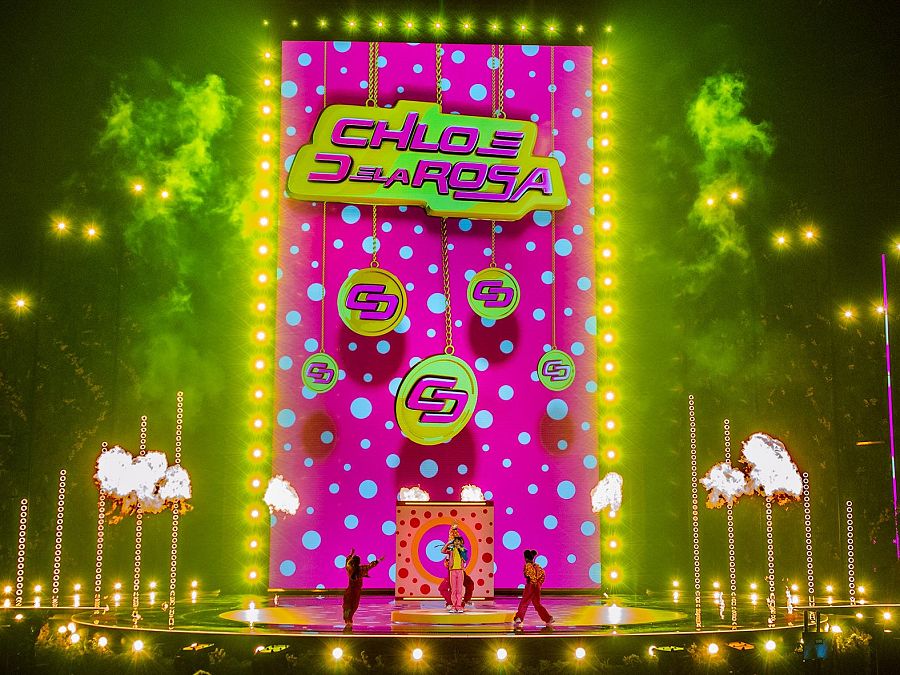 Chloe de la Rosa canta "Como la Lola" en Eurovisión Junior 2024 con un escenario rosa, bailarinas y efectos especiales.