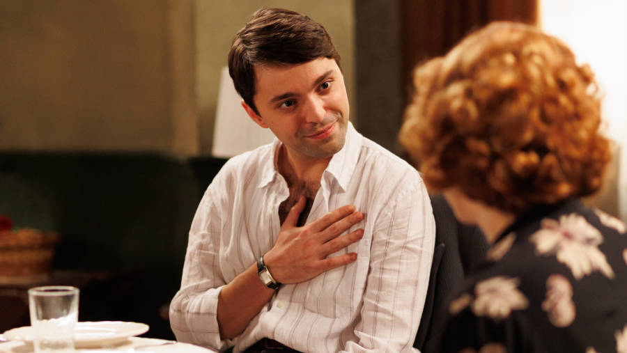 Álvaro Cervantes, en el papel de Giancarlo, conversa con Antonia en una escena de la serie.