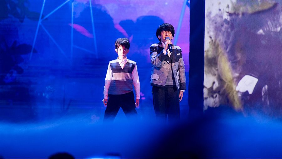 Dos jóvenes cantantes georgianos actúan en el escenario de Eurovisión Junior 2024, tras proclamarse ganadores del concurso.