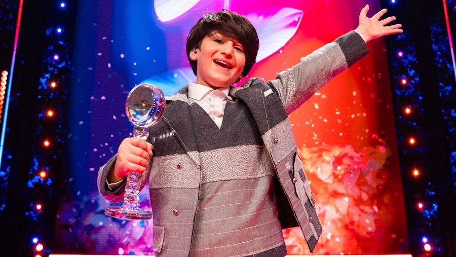 El representante de Georgia celebra su victoria en Eurovisión Junior 2024, la cuarta para el país.
