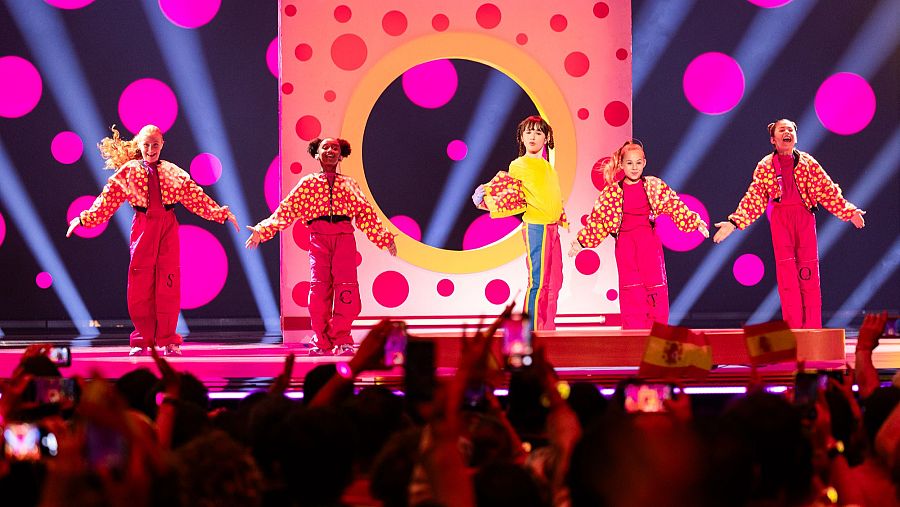 Chloe DelaRosa y sus bailarinas actúan en la final de Eurovisión Junior 2024 ante un público entregado.