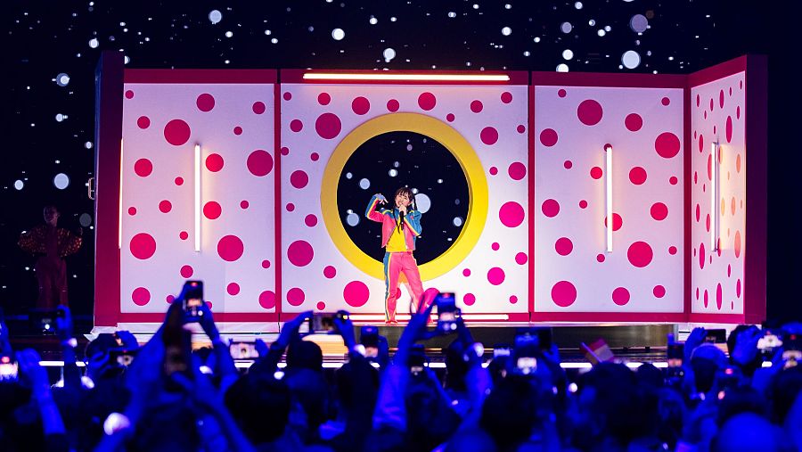 Chloe DelaRosa canta "Como la Lola" en la final de Eurovisión Junior 2024.