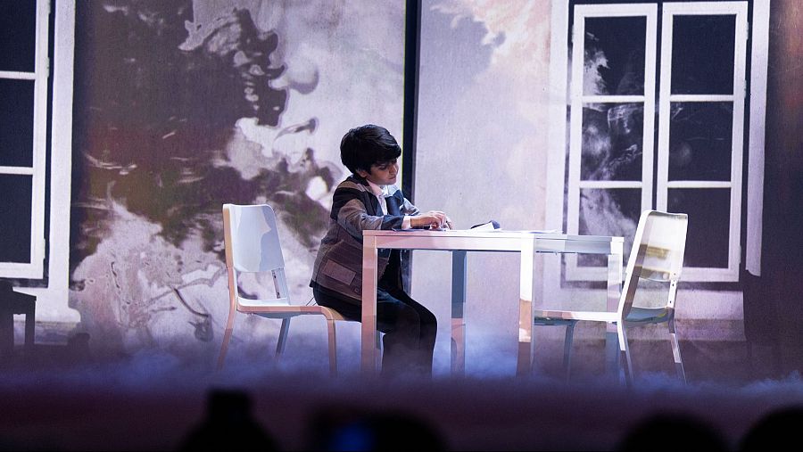 Andria Putkaradze escribe una carta en el escenario de Eurovisión Junior 2024.