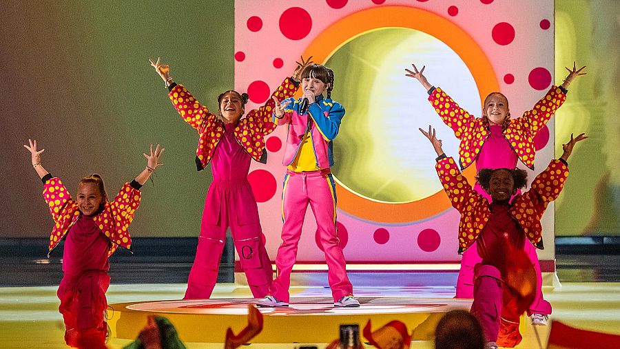 Chloe de la Rosa en el escenario de Eurovisión Junior 2024 con sus bailarinas.