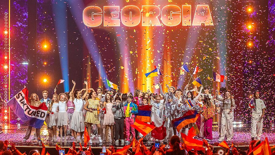 Celebración de los participantes de Eurovisión Junior 2024 en Georgia con confeti y banderas.