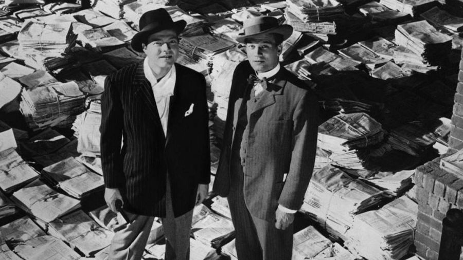 Orson Welles y Joseph Cotten en una imagen promocional de "Ciudadano Kane", rodeados de periódicos.