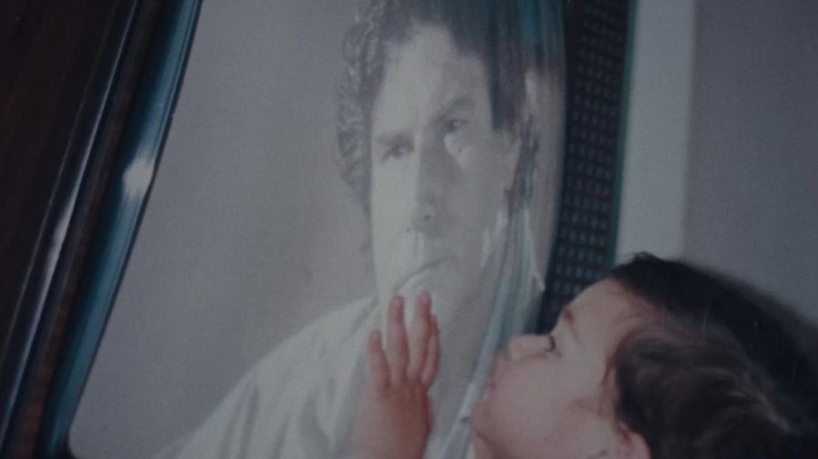 Niña contempla la fotografía de la artista Lola Quintero.