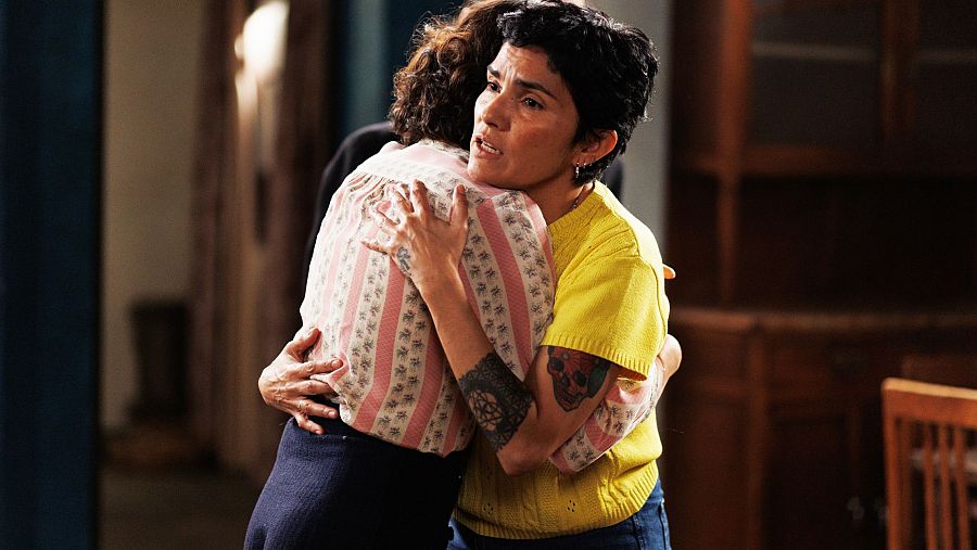 Emotivo abrazo entre Lili Bocanegra y Claudia Ferranti durante el rodaje de una serie.