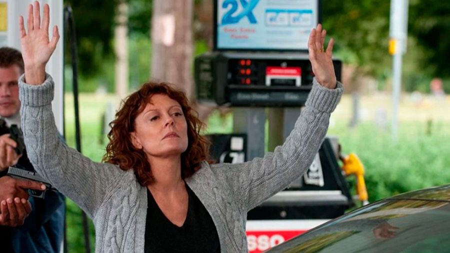 Susan Sarandon, con los brazos en alto, en una escena de la película "Pacto de silencio".