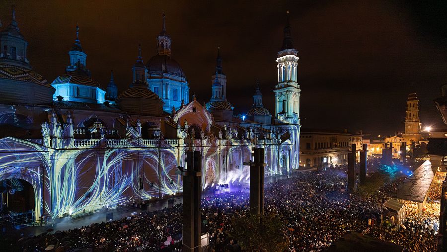 Concierto multitudinario en la Plaza del Pilar de Zaragoza con la basílica iluminada con proyecciones.