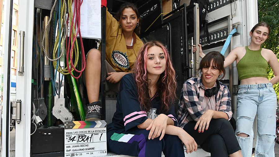 Juana Macías, directora de 'Las chicas de la estación', posa con las actrices en el set de rodaje.