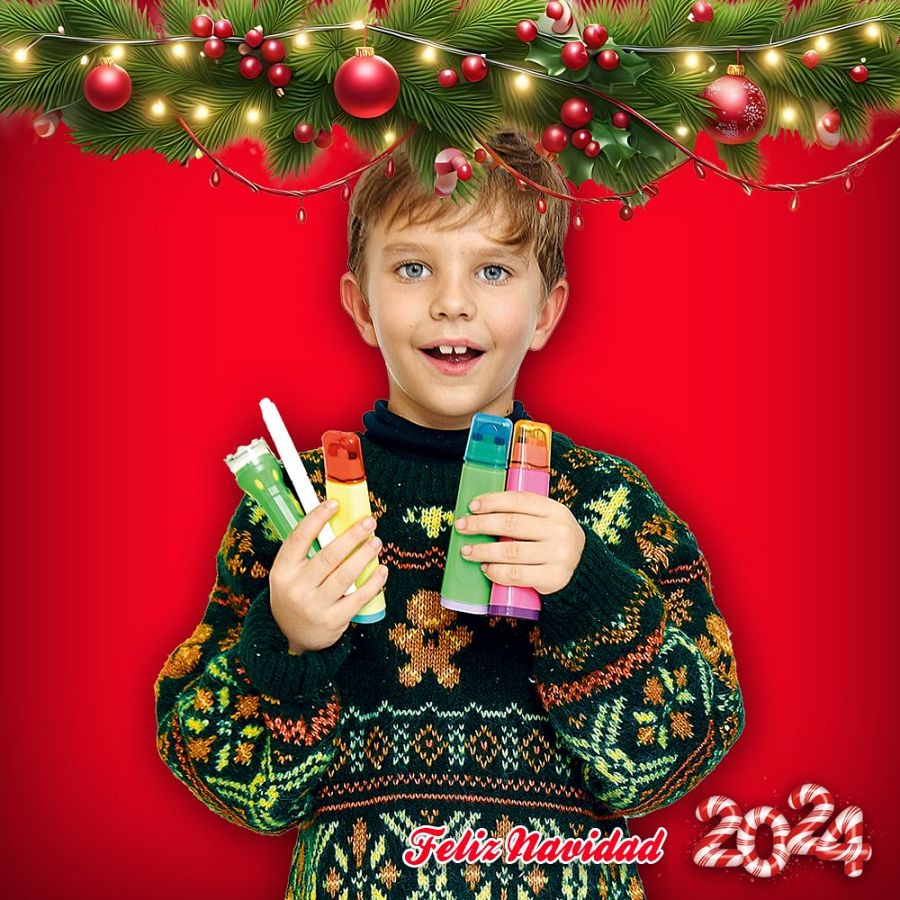 Niño con jersey navideño y rotuladores de colores sobre fondo rojo con decoración navideña y el texto "Feliz Navidad 2024".