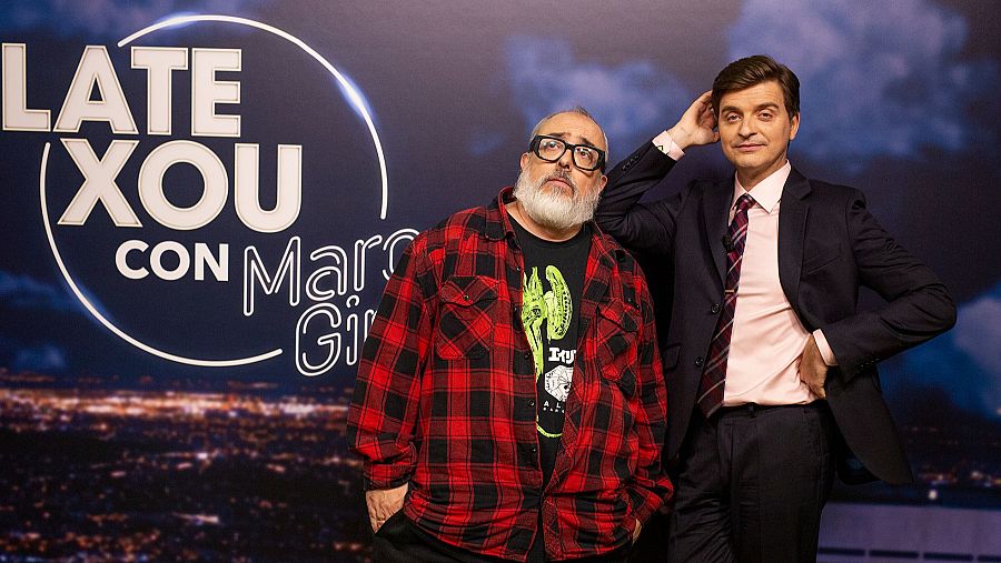 Álex de la Iglesia y Marc Giró en "Late Xou".  Imagen promocional con fondo de ciudad nocturna.