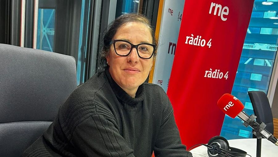 Meritxell Feliu, la mamá de las siamesas Nuria y Marta, en los estudios de RNE en Barcelona