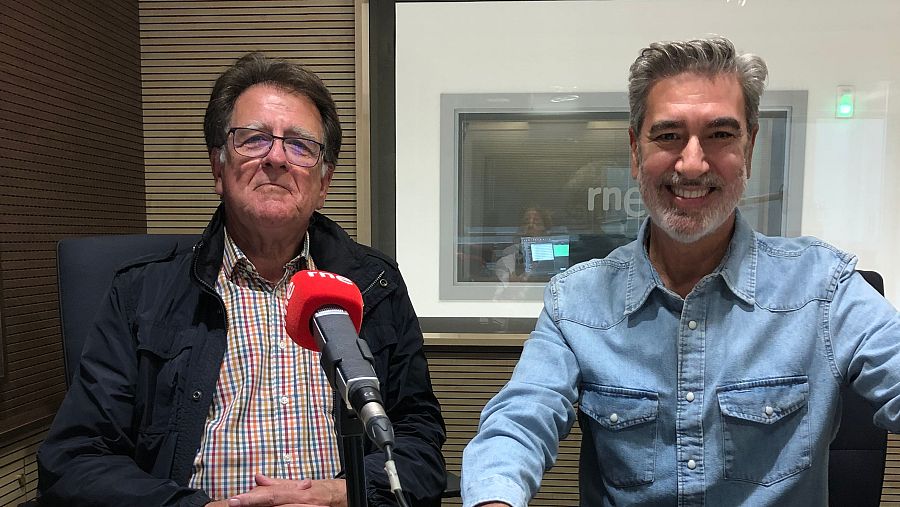 El doctor Juan Antonio Tovar junto a Arturo Martín en los estudios de RNE en Madrid