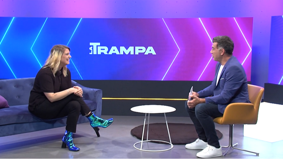 En el plató de "La Trampa", Rocío Saiz, con ropa oscura y botas verdes, y Pep Plaza, con americana azul y zapatillas, se sientan en un sofá azul y una silla mostaza respectivamente.