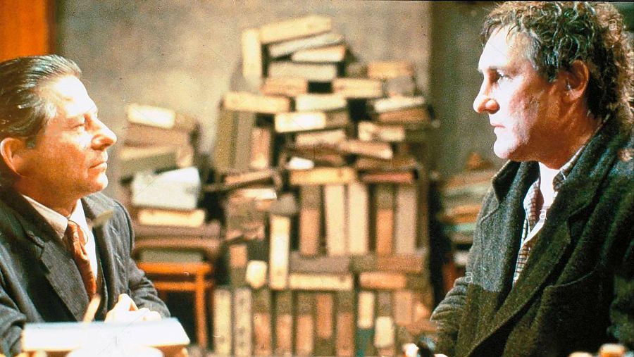 Roman Polanski y Gérard Depardieu en una escena de "Pura formalidad" (1994).  Interrogatorio en una habitación con muchos libros.