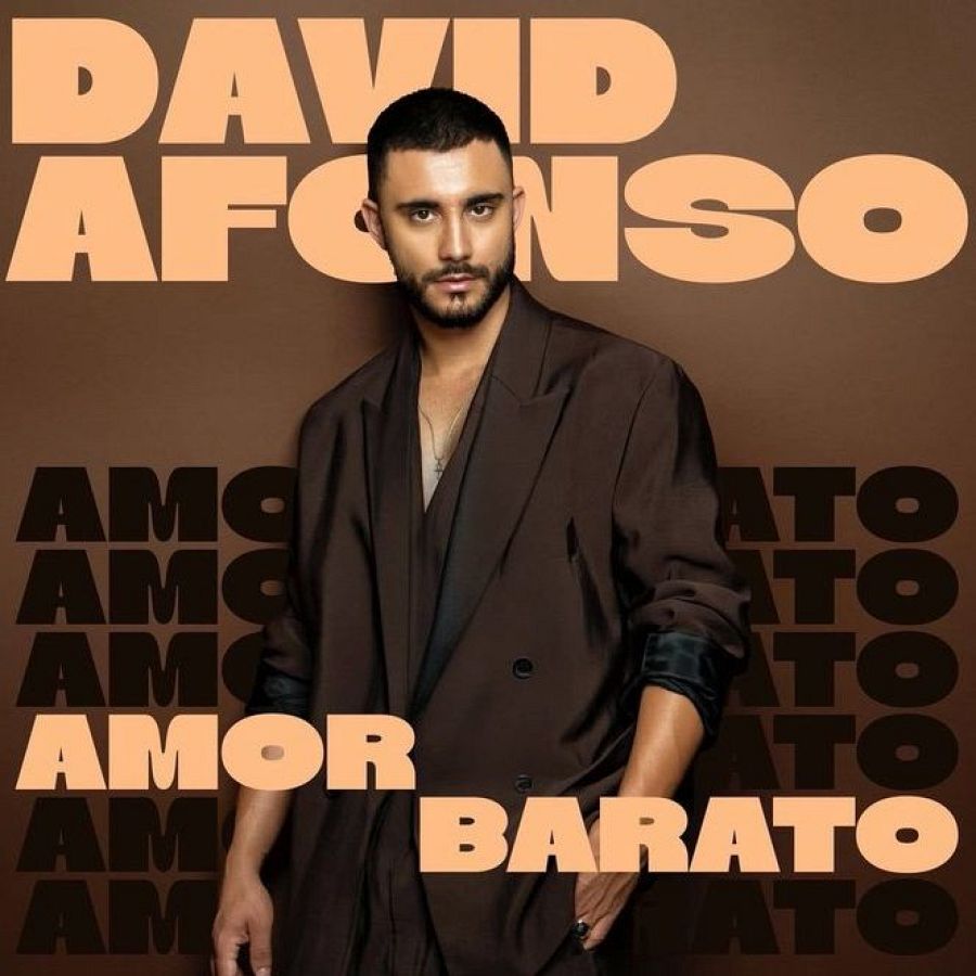 David Afonso en la portada de su single "Amor Barato" para Benidorm Fest 2025.  Americana marrón, cadena plateada, letras beige sobre fondo marrón.