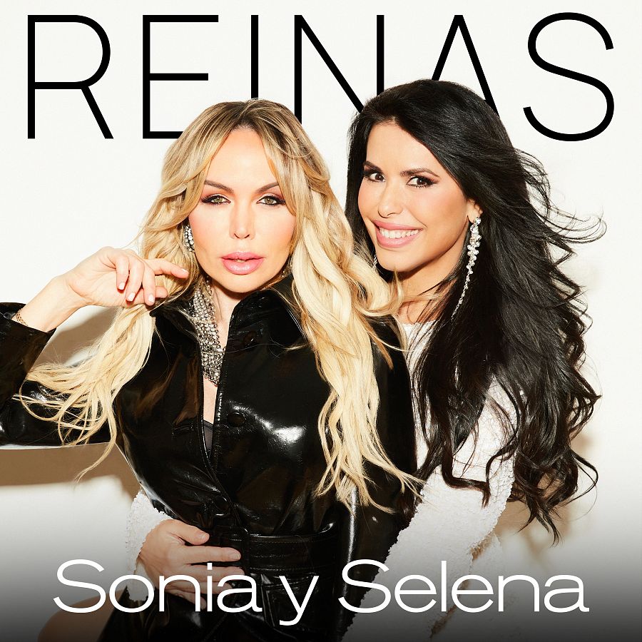 Sonia y Selena posan juntas en la portada de su canción "REINAS", para el Benidorm Fest 2025. Sonia luce cabello rubio y chaqueta negra, Selena, cabello moreno y prenda blanca brillante.