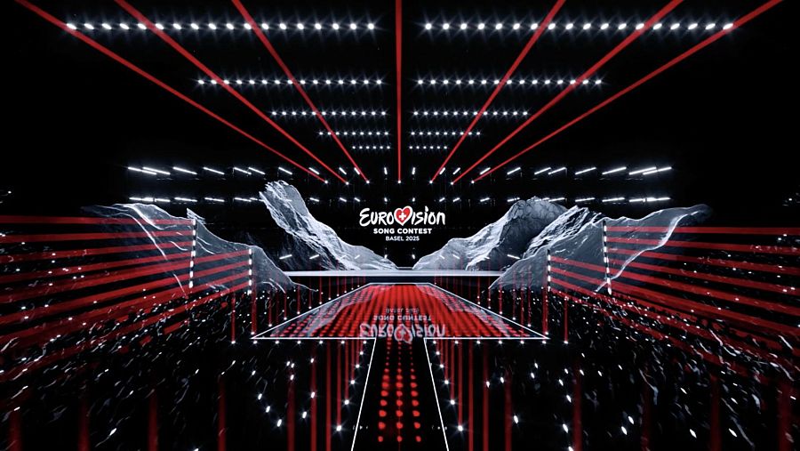 Representación digital del escenario de Eurovisión 2025: plataforma con pasarela, logo "Eurovision Song Contest" y "Basel 2025", iluminación roja y blanca, fondo con montañas estilizadas.