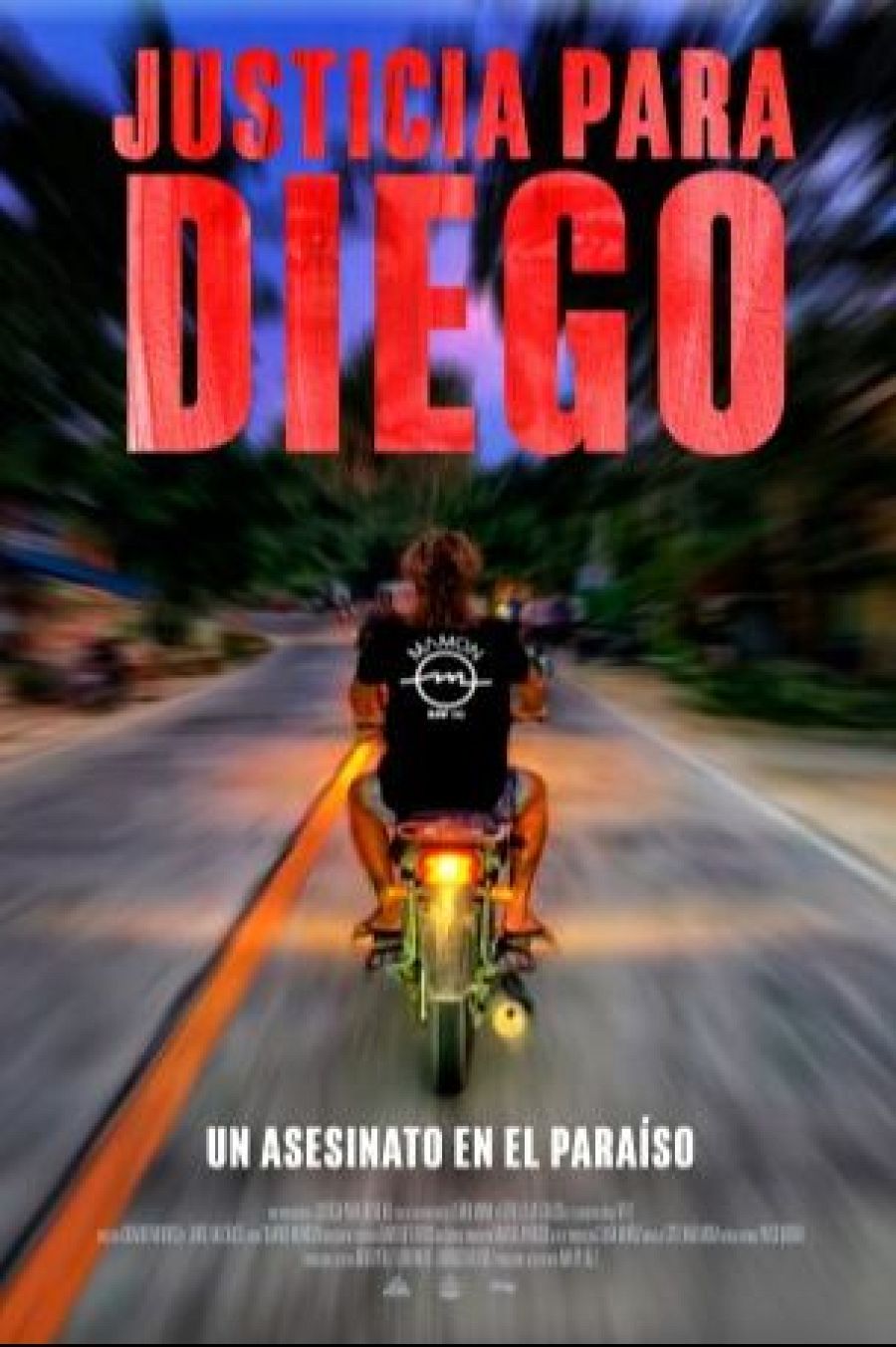 Cartel de documental: motocicleta en movimiento, título "JUSTICIA PARA DIEGO" en rojo, subtítulo "UN ASESINATO EN EL PARAÍSO" en blanco. Persona con camiseta negra.