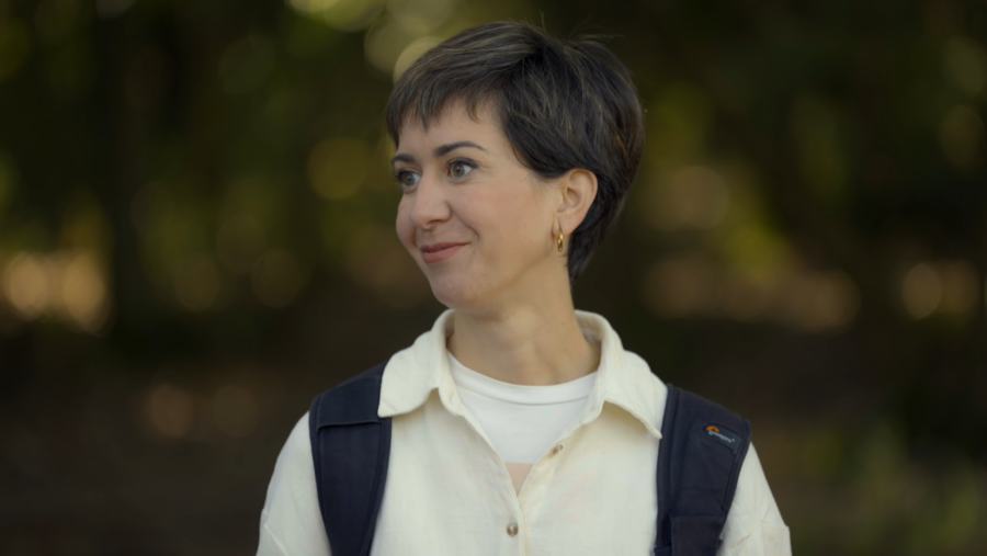 Mujer pensativa en un bosque, con camisa clara y mochila.  Texto relacionado: "La importancia de poner límites para nuestro bienestar emocional" y "Mapas mentales".