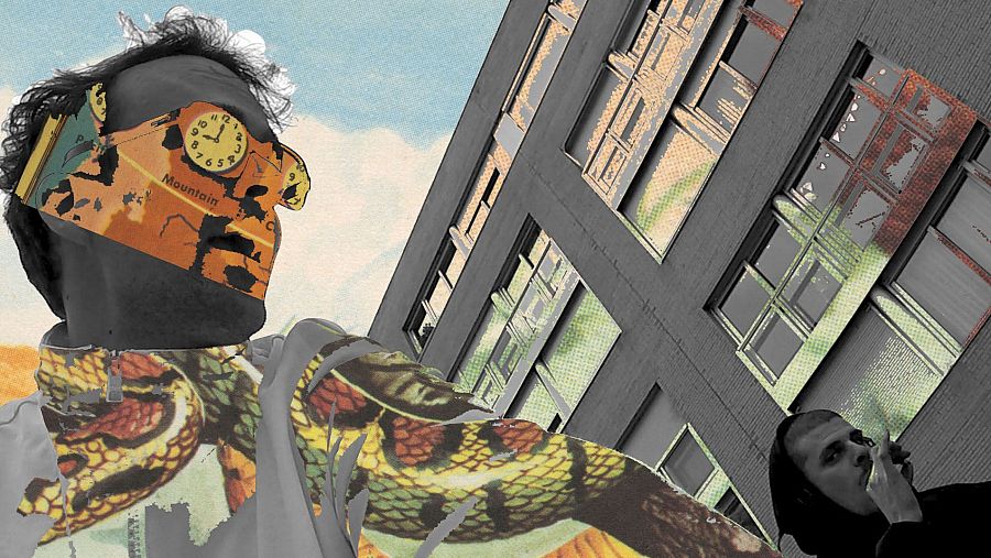 Collage digital con persona enmascarada, estampado de serpiente, mapa con "Mountain", reloj (2:55), y edificio inclinado al fondo. Otra persona con capucha aparece a la derecha.
