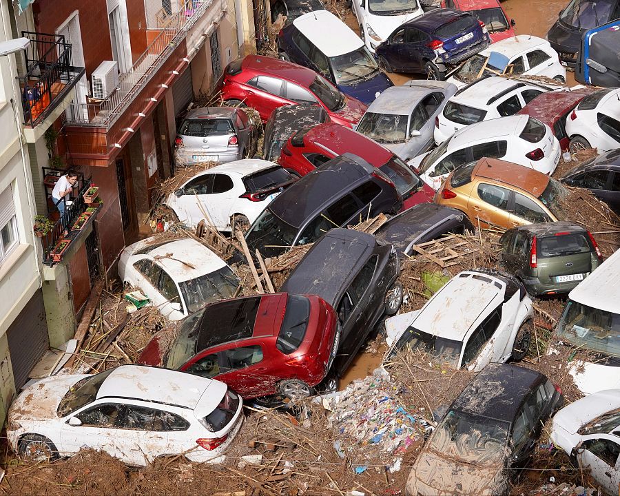 Coches amontonados por la dana en Paiporta
