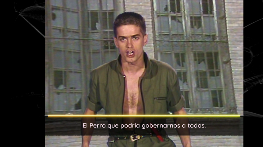 Santiago Auserón, en chaqueta verde, frente a un edificio dañado, durante una posible actuación.  En la parte inferior: "El Perro que podría gobernarnos a todos".