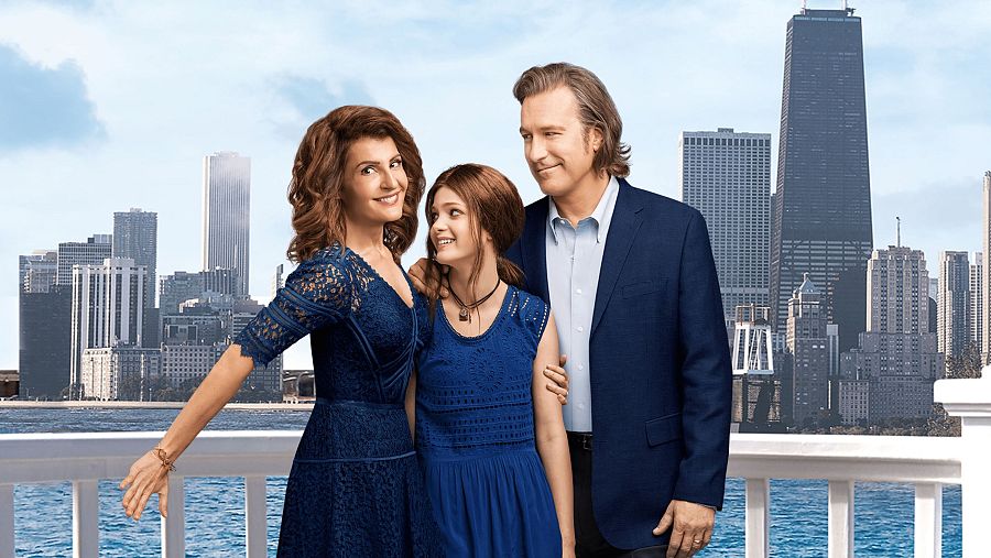 Los actores de 'Mi gran boda griega 2', posan en un muelle con vista a Chicago.  Vardalos en vestido azul, Corbett en americana azul marino y Kazan en vestido azul.
